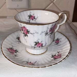 RARE Vintage Royal Windsor Cottage Roses set of 4 cups & 4 saucers